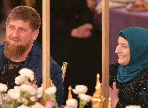 Putin Kadırovun həyat yoldaşına “Qəhrəman ana” adı VERDİ – FOTO