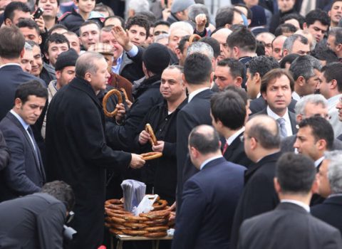 Ərdoğan İstanbulda simit payladı – FOTO
