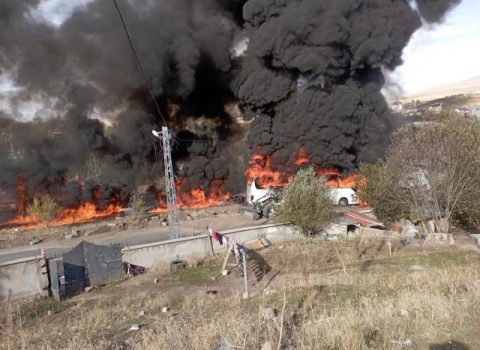 Türkiyədə DƏHŞƏTLİ QƏZA: Sərnişin avtobusu ilə yanacaq dolu tanker TOQQUŞDU – VİDEO
