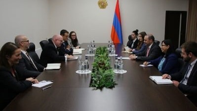 Qriqoryan və Riker müzakirə apardılar