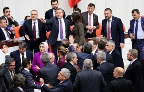 Türkiyə parlamentində DAVA – Deputat kəllə-beyin travması aldı / VİDEO