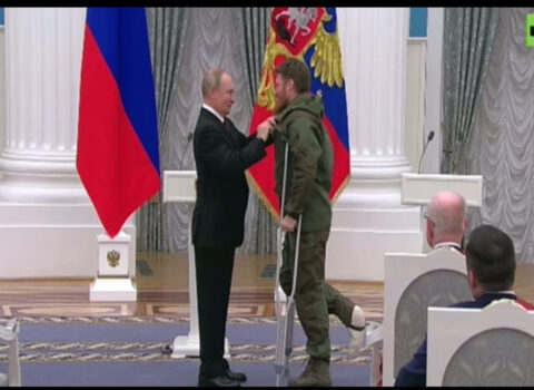 Putin Semyon Peqova mükafat təqdim etdi