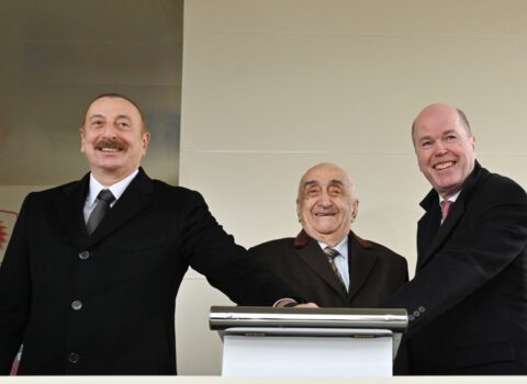 İlham Əliyev “Azəri-Mərkəzi-Şərqi” platformasının dayaq blokunun dənizə yola salınması mərasimində iştirak etdi – YENİLƏNİB