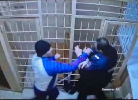 Rusiyada məhbus konvoy işçilərini məhkəmə zalında döydü – VİDEO