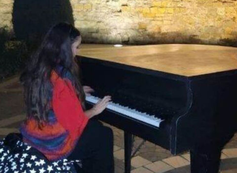 Leyla Əliyeva İçərişəhərdə pianoda ifa etdi – VİDEO