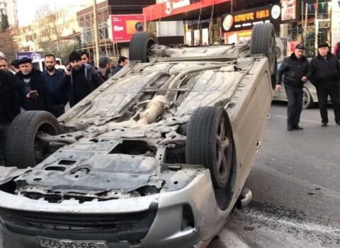 “Prius”u şəhərin ortasında aşırdı – ANBAAN VİDEO