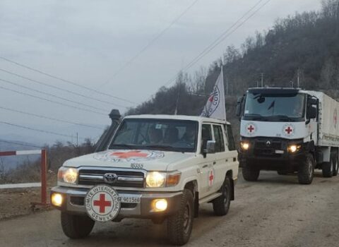 “Qırmızı Xaç”ın daha 3 avtomobili Laçın yolundan keçdi