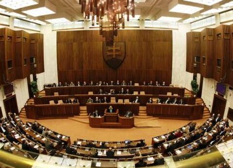 Slovakiya parlamenti hökumətə etimadsızlıq göstərdi