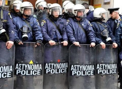 Yunanıstanda polis yeniyetməni öldürdü: Etirazlar başladı