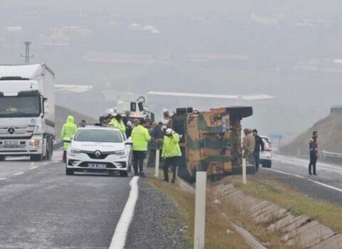 Türkiyədə zirehli avtomobil aşdı: 6 hərbçi yaralandı