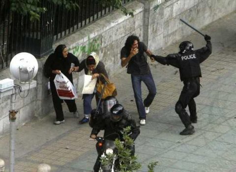 İranda əxlaq polisi ləğv edildi