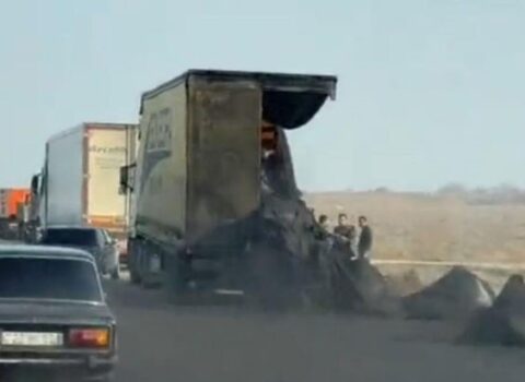 Goranboyda “TIR” “KamAZ”a çırpıldı – Xeyli kömür yola dağıldı