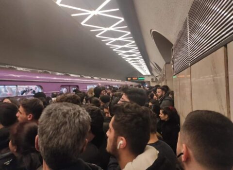 Bakı metrosunda yaşanan izdihamla bağlı RƏSMİ AÇIQLAMA – YENİLƏNİB / FOTO