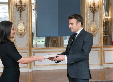 Leyla Abdullayeva etimadnaməsini Emmanuel Makrona təqdim etdi – FOTO