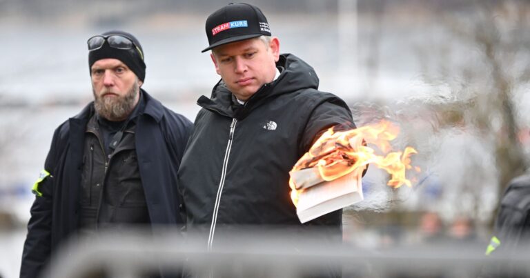 İsveçdə Türkiyə səfirliyi qarşısında Quran belə yandırıldı – VİDEO