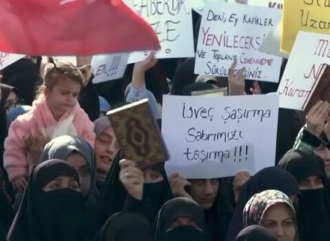 İraqda Quranın təhqirinə qarşı nümayişlər toqquşmalarla NƏTİCƏLƏNDİ – VİDEO