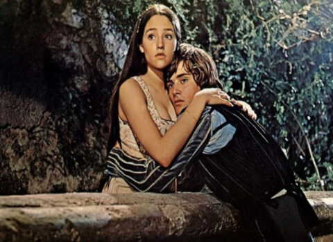 “Romeo və Cülyetta”nın aktyorları açıq-saçıq səhnələrə görə məsul şirkəti məhkəməyə verdi