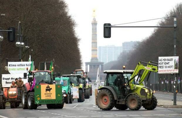 Fermerlər traktorlarını Berlinin mərkəzinə sürdülər – FOTO