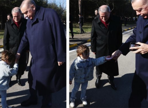 Ərdoğan əlini öpən uşağa xərclik verdi – FOTO