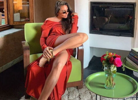 Məsciddə yarıçılpaq poza verən məşhur aparıcı paylaşımı sildi – FOTO