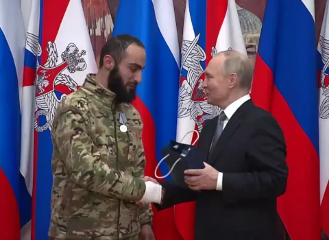 Putin cinayətkar Qasparyanı mükafatlandırdı – VİDEO