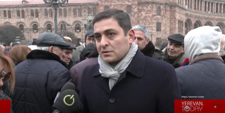 “Düşmən artıq İrəvanı tutmaqla hədələyir, hakimiyyət isə susmağa çağırır” – Soqomonyan “Düşmən artıq İrəvanı tutmaqla hədələyir, hakimiyyət isə susmağa çağırır” – Soqomonyan