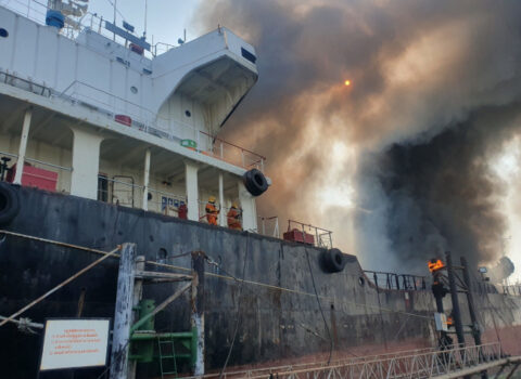 Neft tankeri partladı: İşçilər itkin düşdü – VİDEO