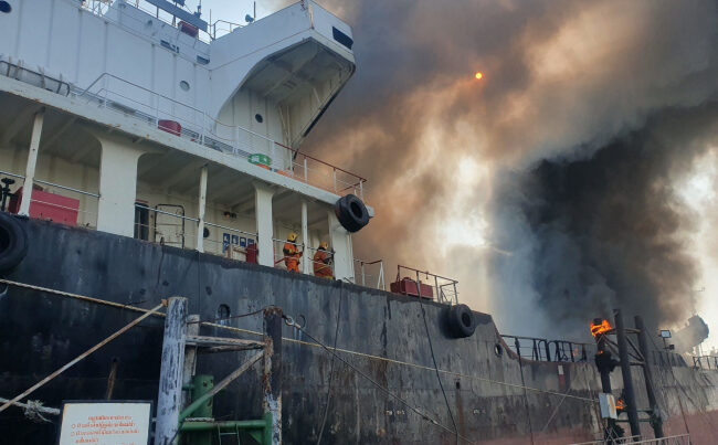 Neft tankeri partladı: İşçilər itkin düşdü – VİDEO