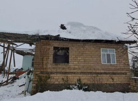 Lənkəranda yağan qar yaşayış evinin damını uçurdu