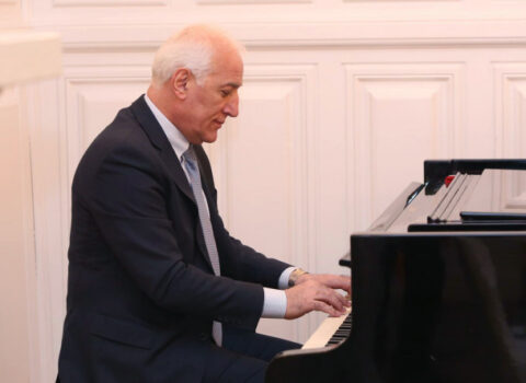 “Biz ilk dəli dövlətik, erməni xalq fəlakət astanasındadır, prezident piano çalır” – Ovannisyan