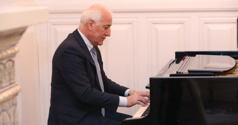 “Biz ilk dəli dövlətik, erməni xalq fəlakət astanasındadır, prezident piano çalır” – Ovannisyan