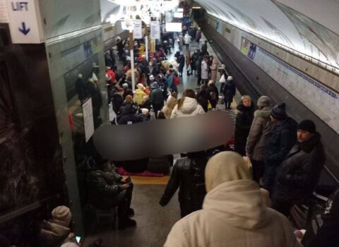 Kiyevlilər kütləvi şəkildə metroya enir – Ukraynanın hər yerində raket hücumu başladı – FOTO