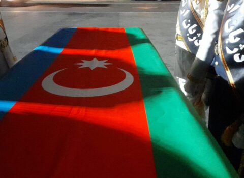 Azərbaycan bayrağına bükülmüş şəhidimiz Vətənə yola salındı – FOTO