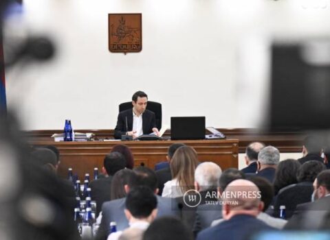İclas zamanı yuxuya gedən erməni müşavir həmkarının səsindən DİK ATILDI – FOTO