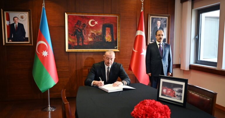 Dövlət başçısı: “Türkiyə-Azərbaycan artıq bir yumruqdur, bir ürəkdir, bir candır” Dövlət başçısı: “Türkiyə-Azərbaycan artıq bir yumruqdur, bir ürəkdir, bir candır”