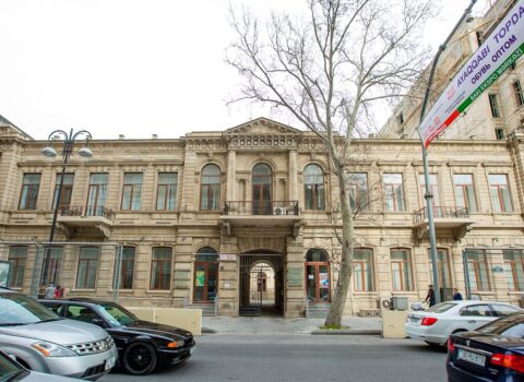 Professor: “Düşünülmüş fırıldaq! Şəhərin mərkəzindəki ən qiymətli bina dövlətdən oğurlanıb!” – FOTO