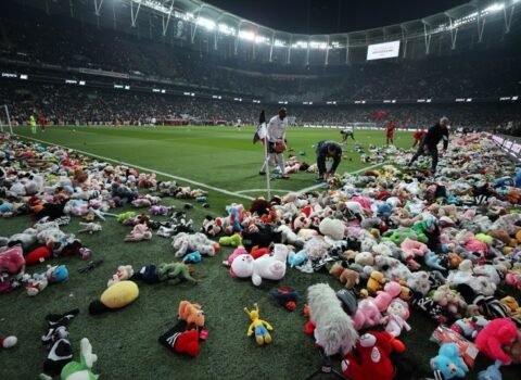 Minlərlə oyuncaq meydana atıldı – Kövrək ANLAR – FOTO