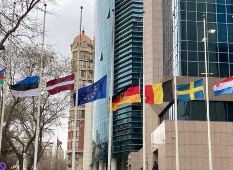 Bakıda Avropa səfirliklərinin bayraqları yarıya endirildi