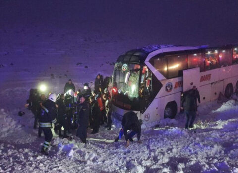 Türkiyədə sərnişin avtobusu dərəyə aşdı – Otuz nəfər xəsarət aldı