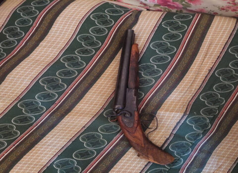 Mağaza işçisinə qarşı soyğunçuluq edən şəxsdən odlu silah götürüldü – FOTO