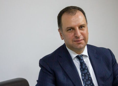 Ermənistanın sabiq müdafiə nazirinə cinayət işi AÇILDI