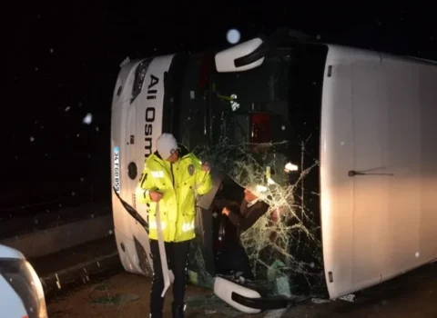 Türkiyədə avtobus aşdı: 30 nəfər xəsarət aldı