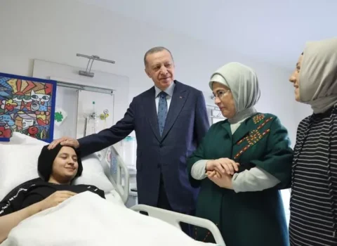 Ərdoğan dağıntılar altından 248 saat sonra xilas edilən Aleyna Ölməzə baş çəkdi