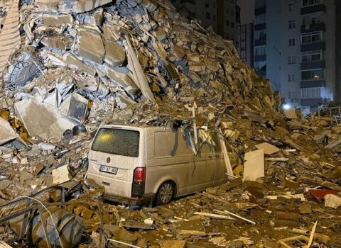 Zəlzələ bölgəsinə yardım üçün gedən TIR yandı – FOTO