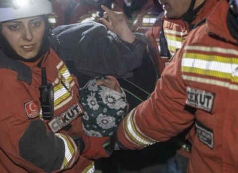 122 saat sonra 70 yaşlı qadın dağıntıdan sağ çıxdı – FOTO