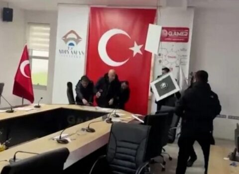 Nazir toplantı keçirən zaman zəlzələ oldu – VİDEO