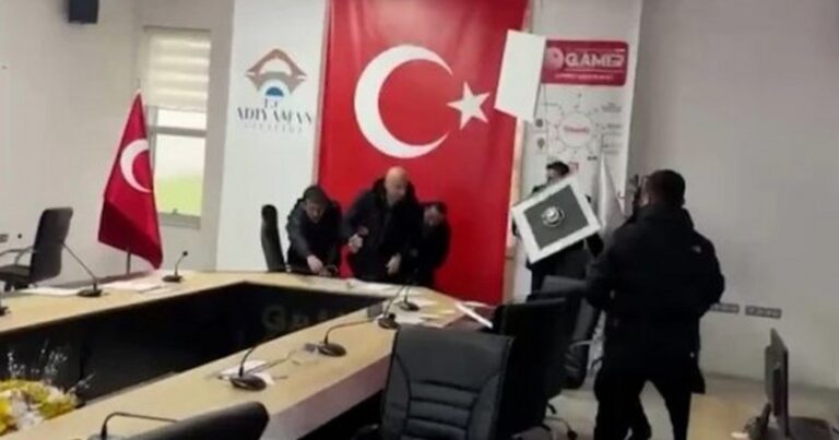 Nazir toplantı keçirən zaman zəlzələ oldu – VİDEO Nazir toplantı keçirən zaman zəlzələ oldu – VİDEO
