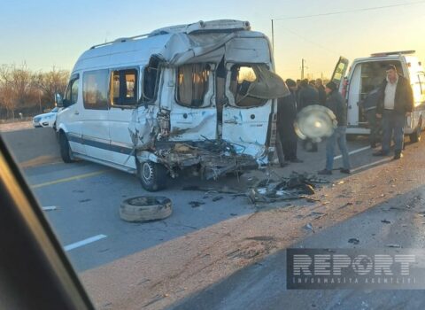 Mikroavtobus TIR-la toqquşdu: Ölən və yaralananlar var