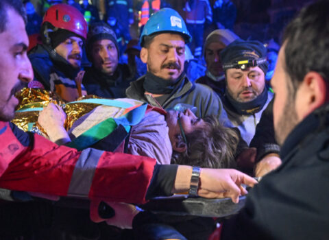 212-ci saatda yeni möcüzə: 77 yaşlı qadın dağıntılar altından çıxarıldı – VİDEO/FOTO