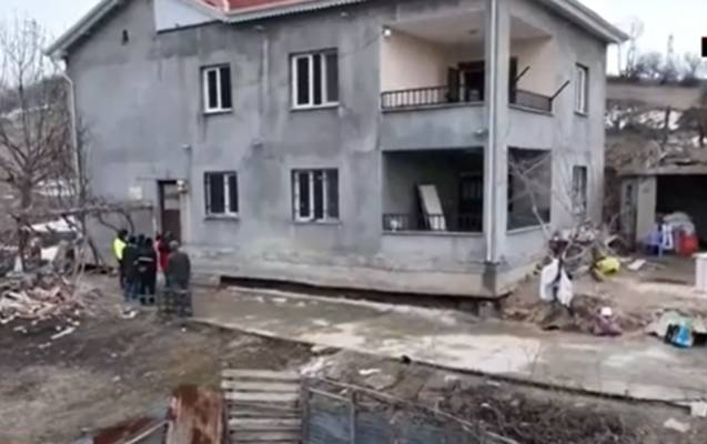 Zəlzələ evi havaya qaldırıb yerini dəyişdi – VİDEO Zəlzələ evi havaya qaldırıb yerini dəyişdi – VİDEO